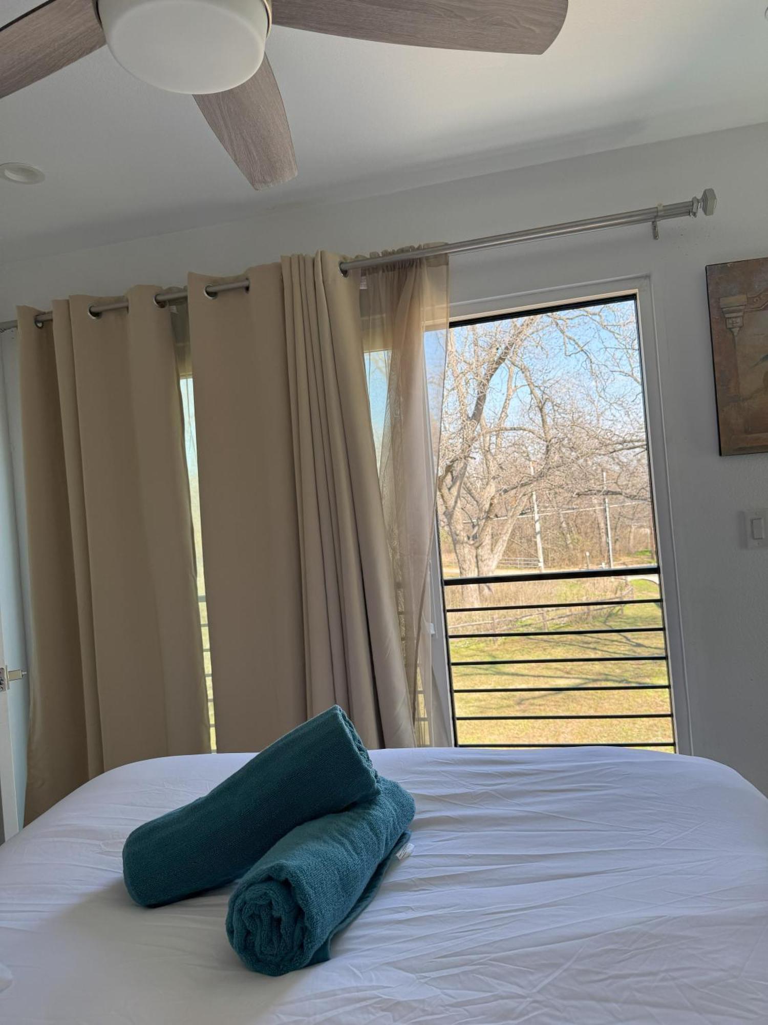 Chic, Cozy & Comfort Modern Room Austin Exterior photo