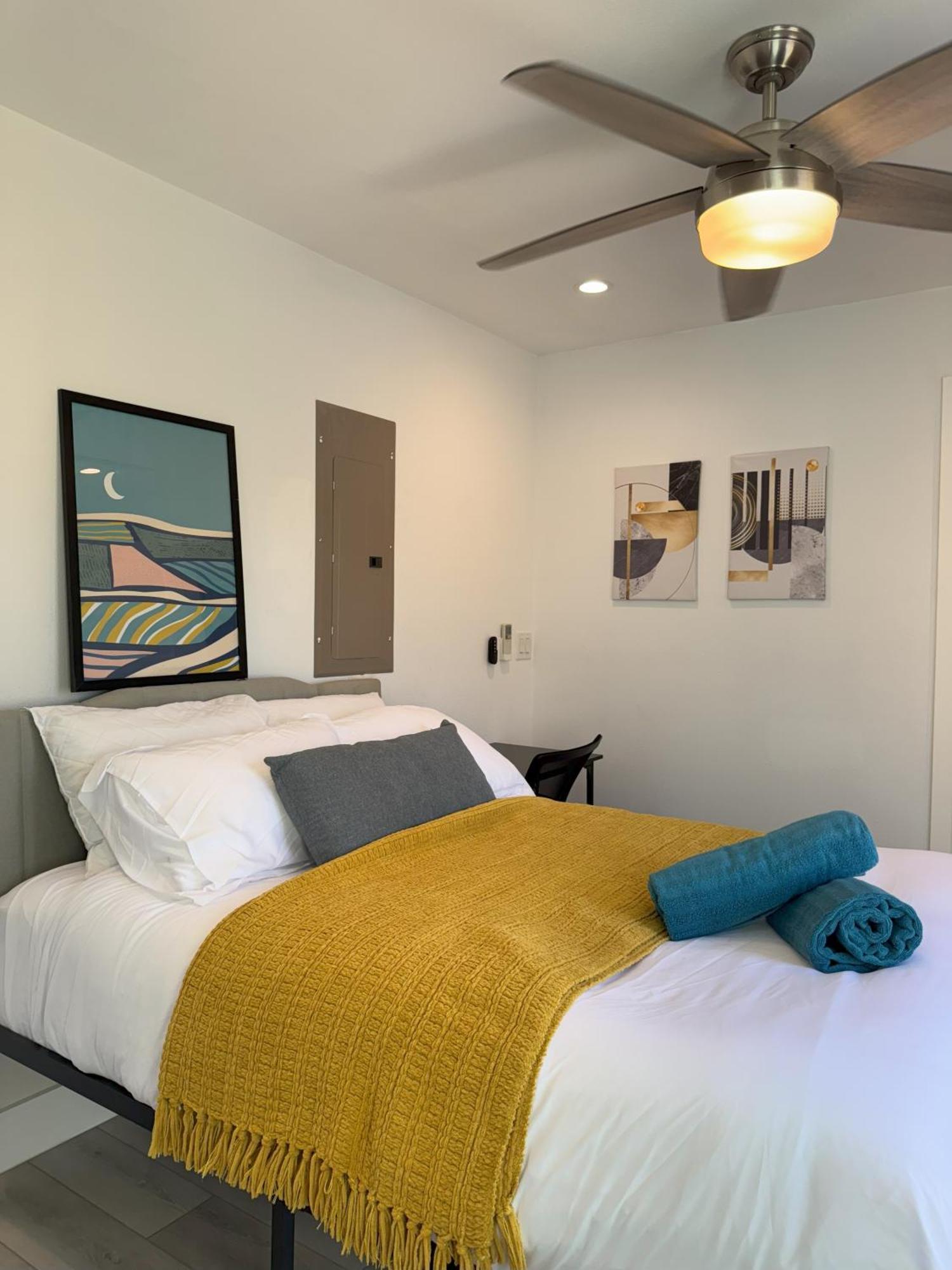 Chic, Cozy & Comfort Modern Room Austin Exterior photo